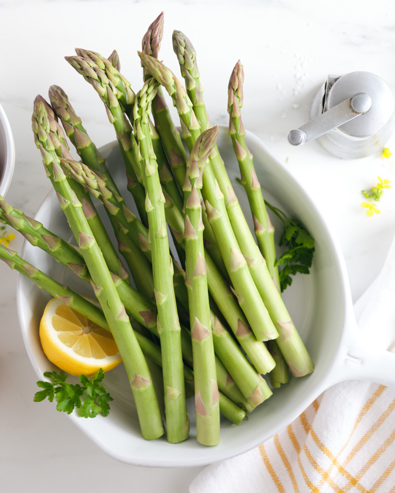 Asparagus in a bowl with lemon